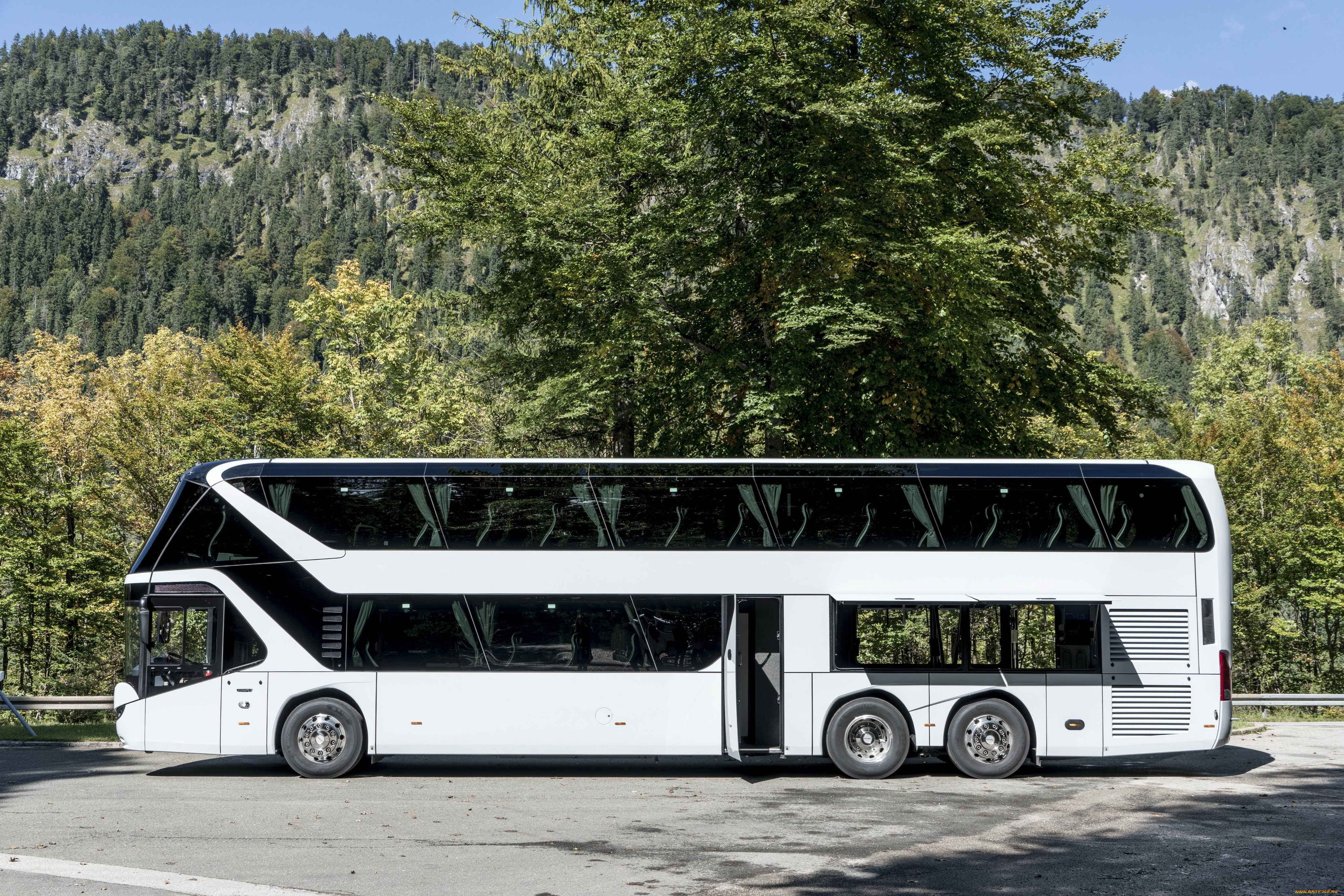 Автобусы со. Автобус Neoplan Skyliner. Neoplan Neoplan. Неоплан 2022. Neoplan двухэтажный автобус.